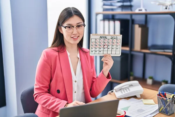 Chino Joven Mujer Trabajando Oficina Celebración Días Festivos Calendario Mirando —  Fotos de Stock