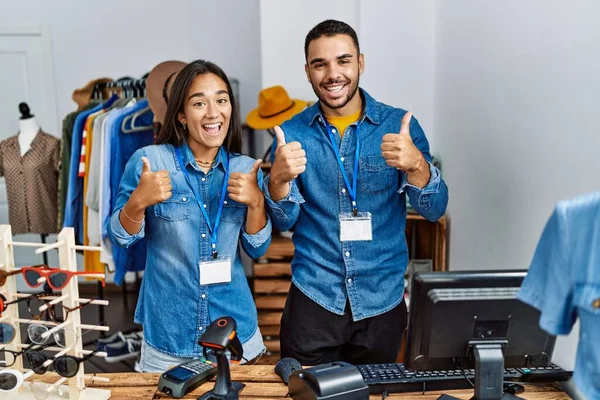 Jovens Inter Raciais Trabalhando Varejo Boutique Sinal Sucesso Fazendo Gesto — Fotografia de Stock