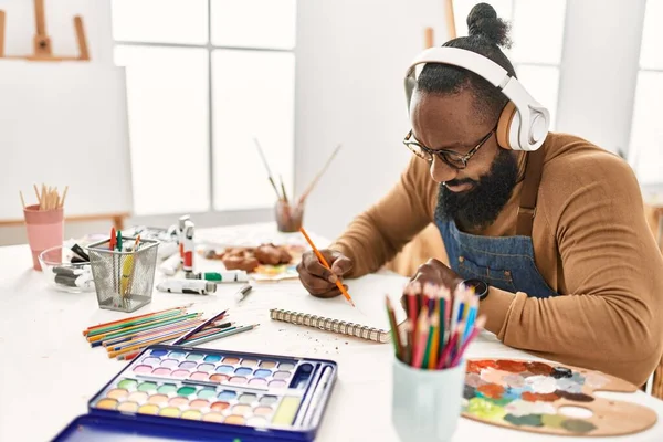 Young African American Artist Man Using Headphones Drawing Art Studio — стоковое фото