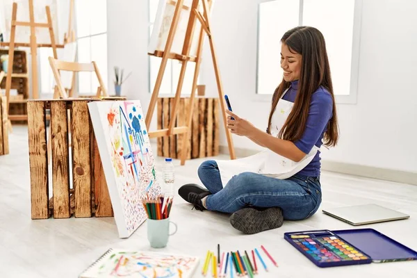 Young Latin Woman Make Photo Draw Sitting Floor Art Studio — Stock Photo, Image