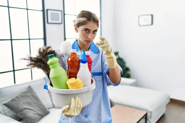 Young Blonde Woman Wearing Cleaner Uniform Holding Cleaning Products Pointing — Stock Photo, Image