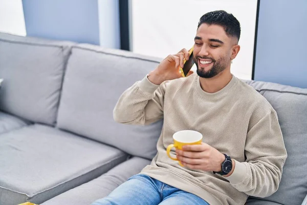 Jonge Arabier Man Drinken Van Koffie Praten Smartphone Thuis — Stockfoto