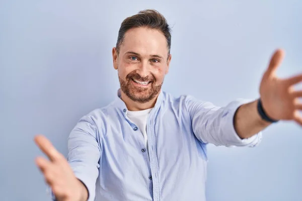Middle Age Caucasian Man Standing Blue Background Looking Camera Smiling — Fotografia de Stock