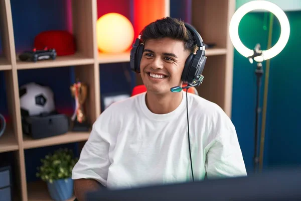Молодий Іспаномовний Чоловік Стример Посміхається Впевнено Сидячи Столі Ігровій Кімнаті — стокове фото