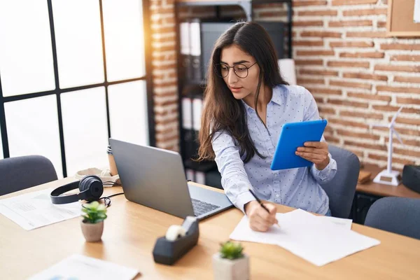 Young Hispanic Girl Business Worker Working Office — Foto Stock