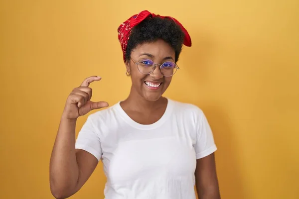 Joven Mujer Afroamericana Pie Sobre Fondo Amarillo Sonriendo Confiado Gesto — Foto de Stock