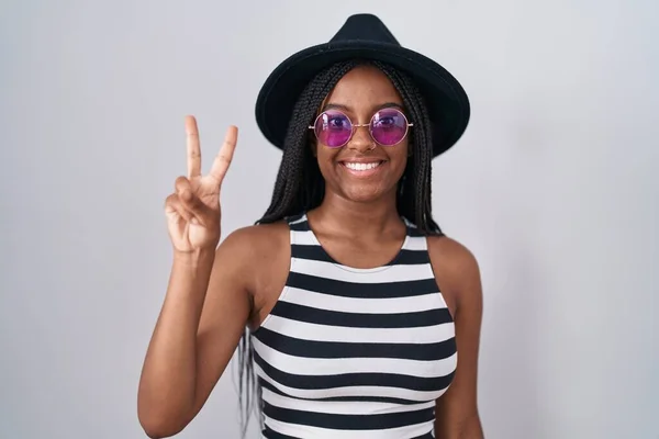 Joven Afroamericano Con Trenzas Con Sombrero Gafas Sol Mostrando Apuntando —  Fotos de Stock