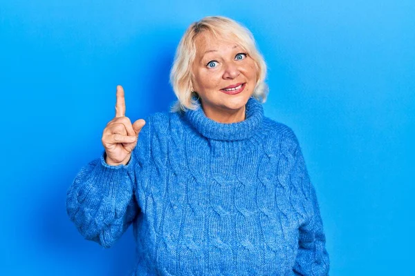 Blonde Frau Mittleren Alters Lässiger Kleidung Mit Erhobenem Zeigefinger Und — Stockfoto