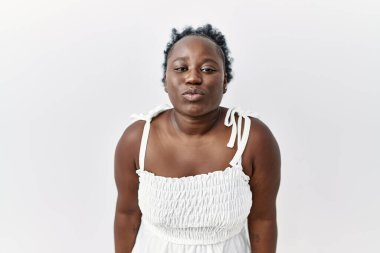 Genç Afrikalı bir kadın izole edilmiş beyaz arka planda kameraya bakıp havada öpüşürken güzel ve seksi görünüyor. aşk ifadesi. 