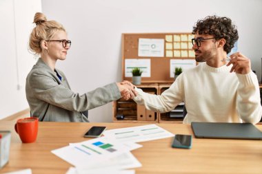 Ofiste el sıkışan iki iş adamı..