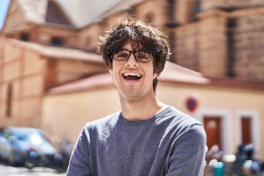 Sokakta kendine güvenen ve gülümseyen İspanyol genç adam.