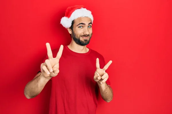 Νεαρός Ισπανός Που Φοράει Χριστουγεννιάτικο Καπέλο Χαμογελώντας Μπροστά Στην Κάμερα — Φωτογραφία Αρχείου