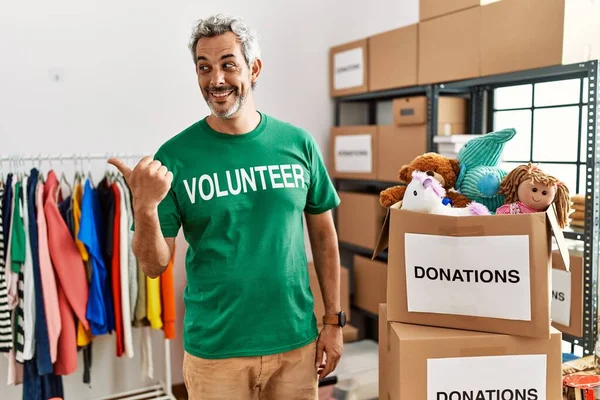 Hombre Hispano Mediana Edad Vistiendo Camiseta Voluntaria Las Donaciones Pie —  Fotos de Stock