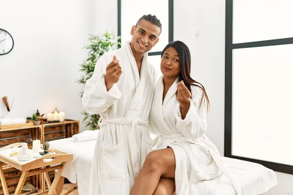 Young Latin Couple Wearing Towel Standing Beauty Center Doing Money — Stock Photo, Image