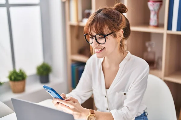 Ung Kvinna Använder Bärbar Dator Och Smartphone Hemma — Stockfoto