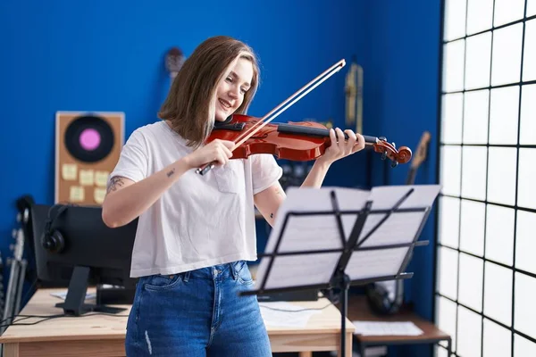 Young Woman Musician Playing Violin Music Studio — Fotografia de Stock