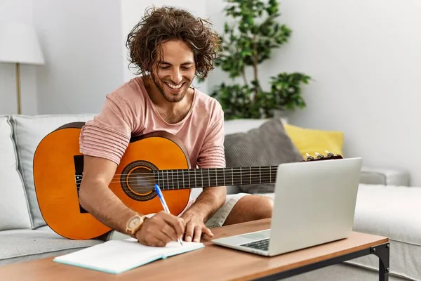 Jovem Compositor Hispânico Homem Compondo Música Usando Guitarra Laptop Casa — Fotografia de Stock