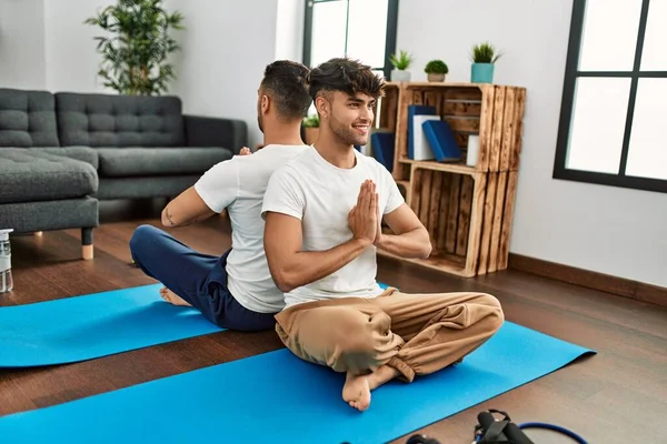 Два Испаноязычных Мужчины Пара Улыбаясь Уверенно Тренировки Йоги Дома — стоковое фото