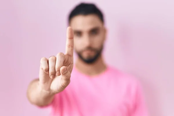 Ισπανόφωνος Νεαρός Άνδρας Στέκεται Πάνω Από Ροζ Φόντο Δείχνοντας Δάχτυλο — Φωτογραφία Αρχείου