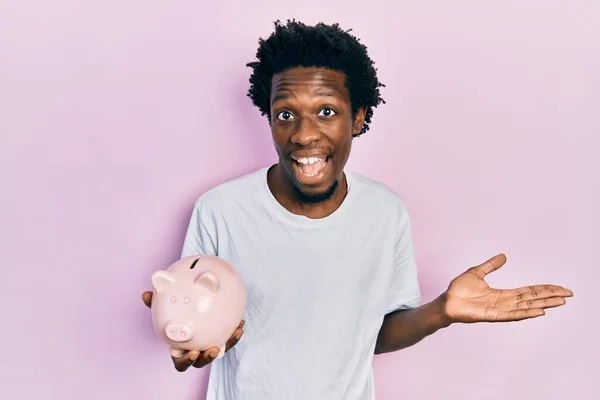 Ung Afrikansk Amerikansk Man Håller Spargris Bank Firar Prestation Med — Stockfoto