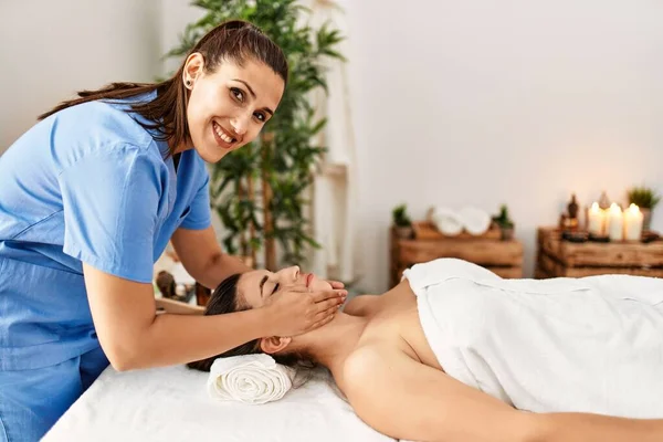 Deux Femmes Thérapeute Patiente Ayant Une Séance Massage Facial Centre — Photo