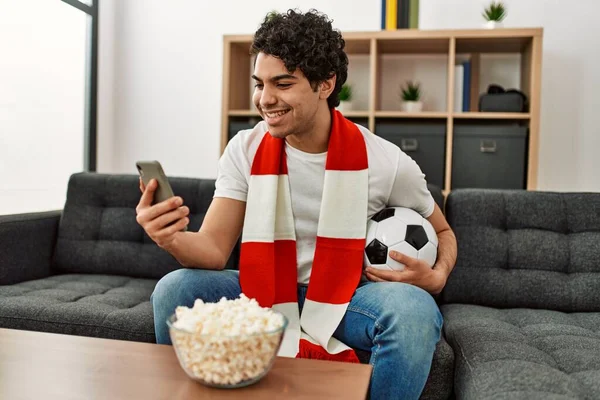 Młody Hiszpan Ogląda Mecz Piłki Nożnej Wspiera Drużynę Domu — Zdjęcie stockowe