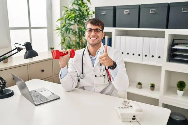 Mladý Hispánský Lékař Muž Drží Činky Úsměvem Šťastný Pozitivní Palec — Stock fotografie
