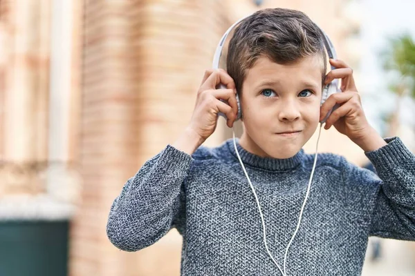 Ξανθό Παιδί Που Ακούει Μουσική Σοβαρή Έκφραση Στο Δρόμο — Φωτογραφία Αρχείου