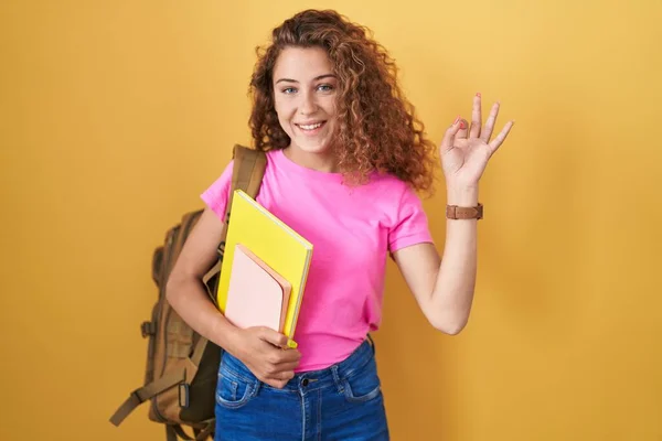 Mulher Branca Jovem Vestindo Mochila Estudante Segurando Livros Sorrindo Positivo — Fotografia de Stock