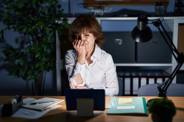 Mujer Mediana Edad Que Trabaja Oficina Por Noche Estresada Nerviosa —  Fotos de Stock