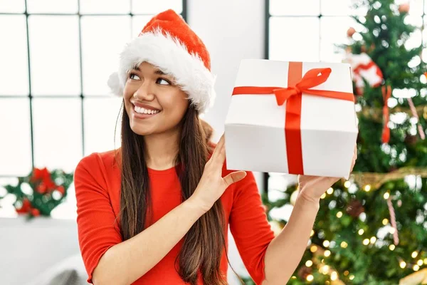 Young Latin Woman Holding Gift Standing Christmas Tree Home — Stock Photo, Image