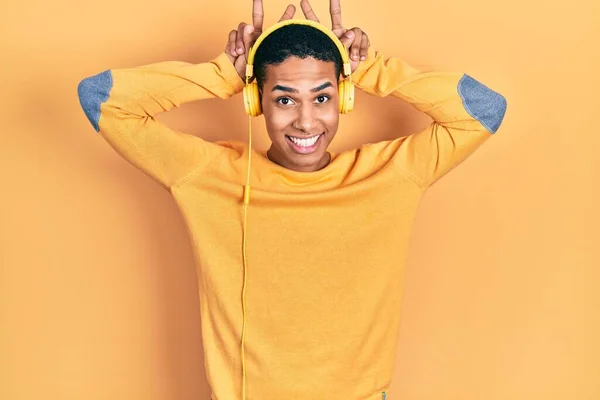 Jeune Homme Afro Américain Écoutant Musique Aide Écouteurs Posant Drôle — Photo