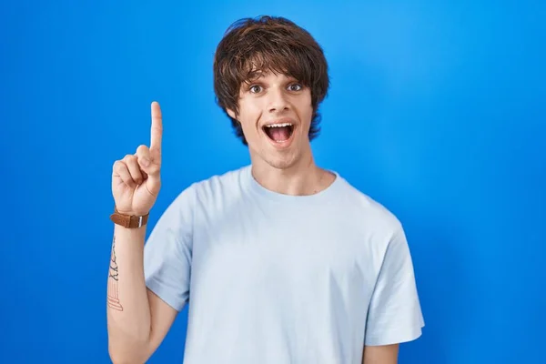 Hispanic Young Man Standing Blue Background Showing Pointing Finger Number — Stock Photo, Image