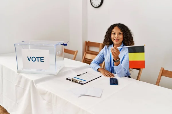 Ung Latinamerikansk Kvinna Ler Säker Håller Belgium Flagga Arbetar Valskola — Stockfoto