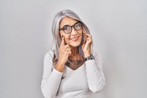 Medelålders Kvinna Med Grått Hår Står Över Vit Bakgrund Ler — Stockfoto