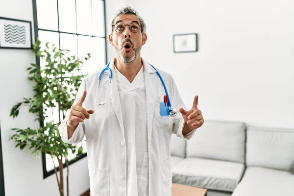 Hombre Hispano Mediana Edad Vistiendo Uniforme Médico Estetoscopio Sala Espera — Foto de Stock