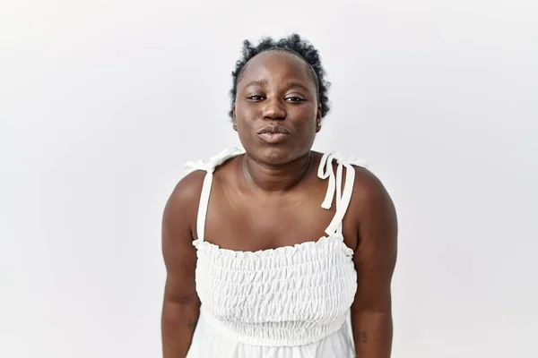 Молодая Африканская Женщина Стоящая Белом Изолированном Фоне Смотрящая Камеру Дующая — стоковое фото