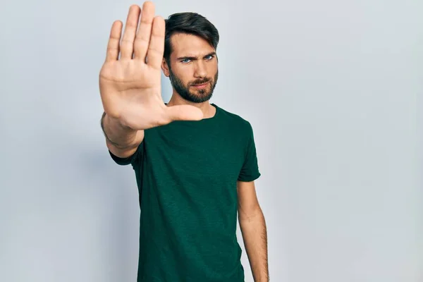 Jovem Hispânico Vestindo Camisa Branca Casual Fazendo Parar Cantar Com — Fotografia de Stock