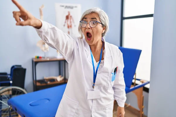 Middle Age Woman Grey Hair Working Pain Recovery Clinic Pointing — Fotografia de Stock