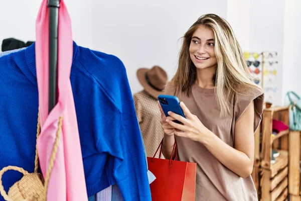 Ung Kaukasisk Kvinna Använder Smartphone Shopping Kläder Butik — Stockfoto