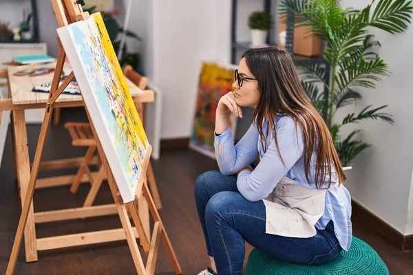 Mladá Žena Umělec Při Pohledu Kreslení Ateliéru — Stock fotografie