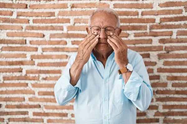 Senior Man Grey Hair Standing Bricks Wall Rubbing Eyes Fatigue — Photo