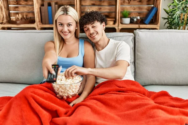 Unga Par Tittar Film Och Äter Popcorn Sitter Soffan Hemma — Stockfoto