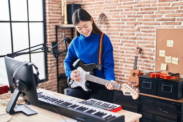 Chinese Vrouw Kunstenaar Glimlachen Zelfverzekerd Spelen Elektrische Gitaar Muziekstudio — Stockfoto