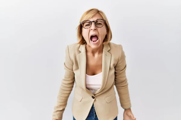 Middle Age Blonde Business Woman Standing Isolated Background Angry Mad — Stock Photo, Image