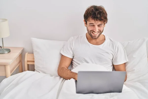 Jongeman Met Laptop Zittend Bed Slaapkamer — Stockfoto