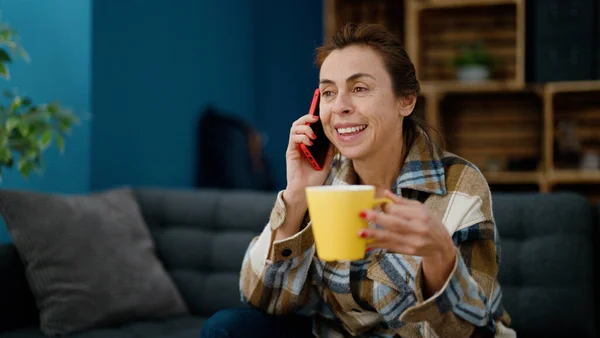 Hiszpanka Średnim Wieku Pije Kawę Rozmawia Przez Telefon Domu — Zdjęcie stockowe