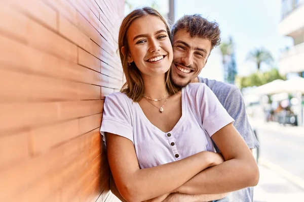 Genç Spanyol Çift Mutlu Bir Şekilde Gülümsüyor Şehirde Birbirlerine Sarılıyorlar — Stok fotoğraf