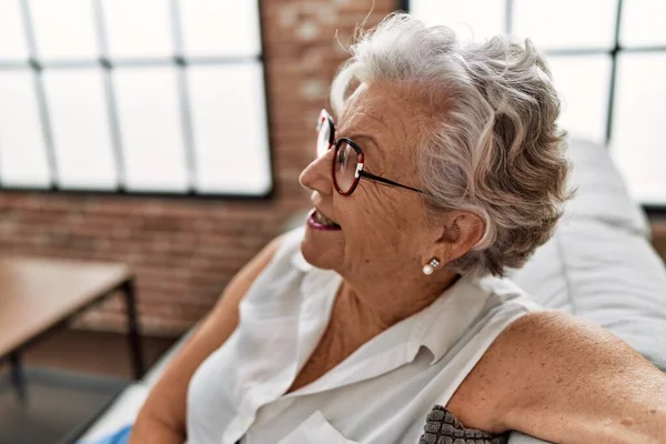 Senior Mujer Pelo Gris Sonriendo Confiado Sentado Sofá Casa —  Fotos de Stock