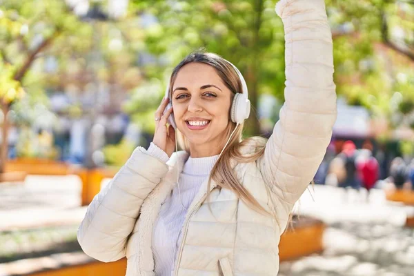 Mujer Joven Sonriendo Confiada Escuchando Música Parque — Foto de Stock